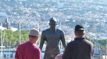 La statue de Cristiano Ronaldo incendiée à Madère : un acte choquant à Funchal