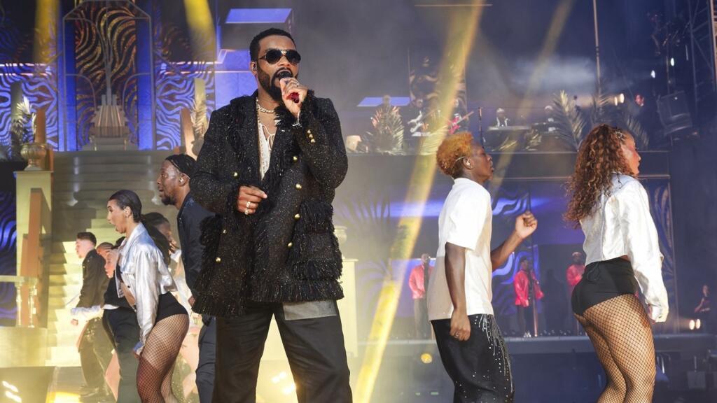 RDC : Pour ses 20 ans de carrière, Fally Ipupa enflamme le Stade de France