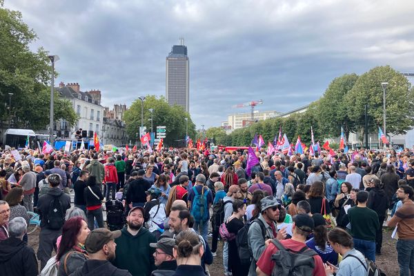 Des milliers de personnes manifestent contre Emmanuel Macron et la nomination de Michel Barnier