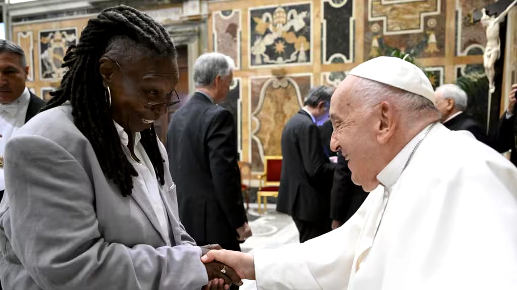 Le pape François échange avec des humoristes, un moment de légèreté avant le sommet du G7