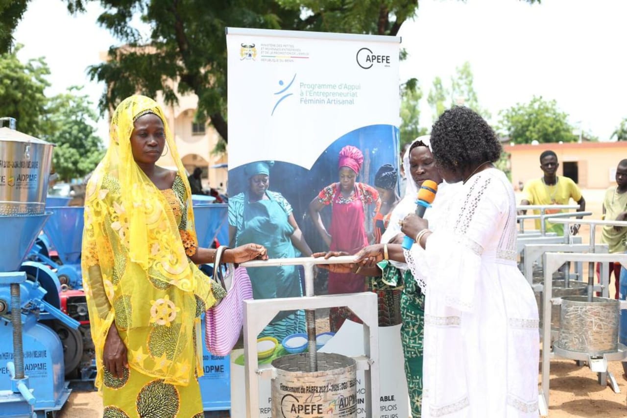 Remise de matériel de production aux coopératives de femmes dans l'Alibori